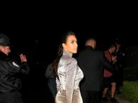 Kim Kardashian w błyszczącej sukni